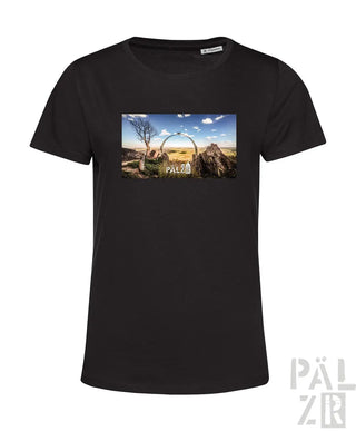 Schwarzes T-Shirt mit bedrucktem Wüstenlandschaftsdesign, das natürliche Töne und einen gebogenen Torbogen aufweist.