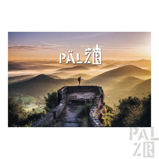 Steinerner Wallenpfad mit Wanderer