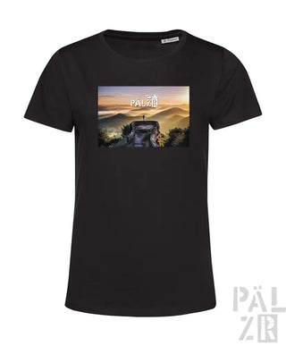 Schwarzes T-Shirt mit grafischem Design einer Landschaft und Text ’pälzer’ auf der Vorderseite, aus Baumwolle gefertigt.