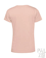 Hellrosa T-Shirt mit Rundhals und kurzen Ärmeln, mit dem ’pälzr’-Logo auf der unteren rechten Seite.