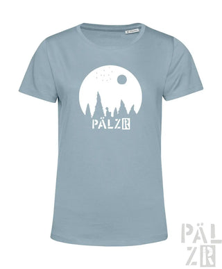 Hellblaues T-Shirt mit weißem „pälzr“-Logo und Silhouetten-Design eines Waldes.