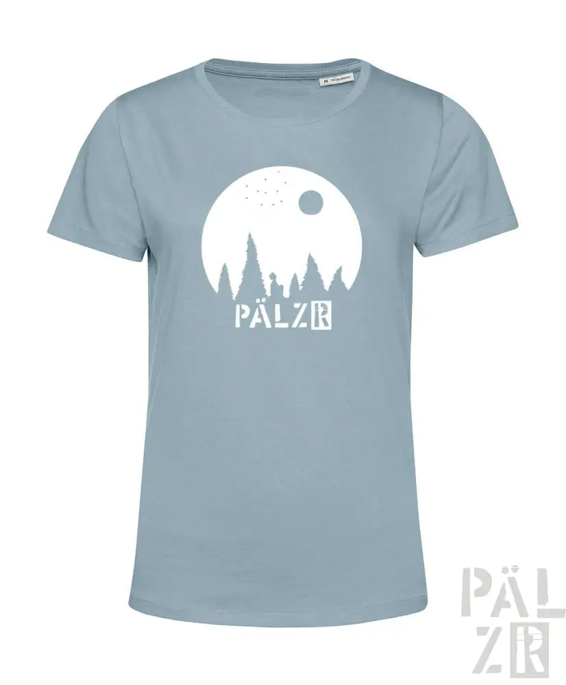 Hellblaues T-Shirt mit weißem ’pälzr’-Logo und Silhouetten-Design eines Waldes.