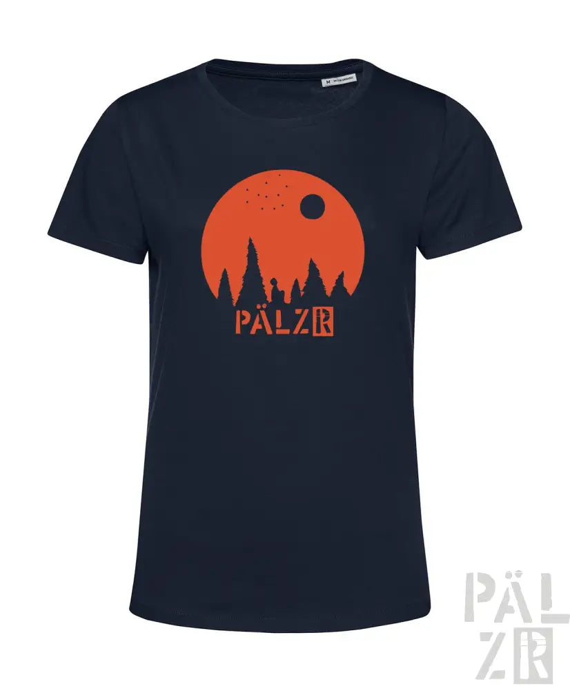 Marineblaues T-Shirt mit orange- und weißem Design, das eine Waldsilhouette vor der Sonne zeigt, ’pälzr’ Logo.