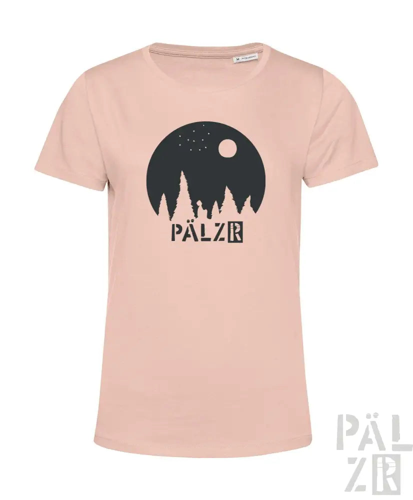 Rosa T-Shirt mit schwarzem Grafikdesign, das Bäume und das Wort ’palzr’ auf einem runden Hintergrund zeigt.