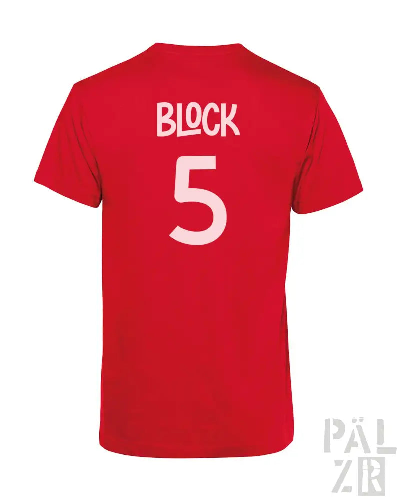 Rotes T-Shirt mit weißem Text- und Zahlen-Design, das „Block 5“ auf dem Rücken zeigt.