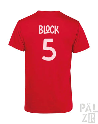 Rotes T-Shirt mit weißem Text- und Zahlen-Design, das „Block 5“ auf dem Rücken zeigt.