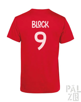 Rotes T-Shirt mit weißem Text- und Zahlen-Design, mit „Block 9“ auf dem Rücken.