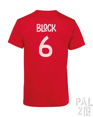 Rotes T-Shirt mit weißem Text- und Nummerndesign, wahrscheinlich aus Baumwolle.