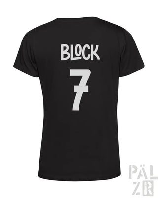 Schwarzes T-Shirt mit ‘Block 7’-Design, weißer Text und Nummer auf der Rückseite.
