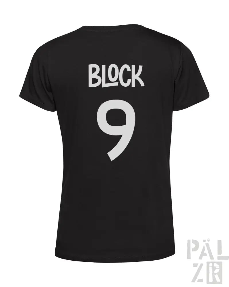 Schwarzes T-Shirt mit weißem Text- und Zahlen-Design, mit „Block 9“ auf dem Rücken.