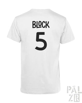 Weißes T-Shirt mit ’Block 5’ in schwarzen Buchstaben auf dem Rücken gedruckt.