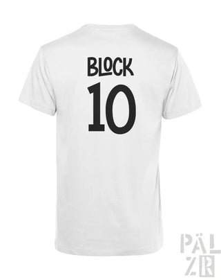 Weißes T-Shirt mit ’Block 10’ auf dem Rücken in schwarzen Buchstaben gedruckt.