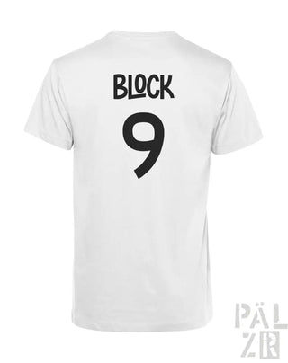 Weißes T-Shirt mit schwarzem Text- und Nummerndesign, das „Block 9“ auf dem Rücken zeigt.