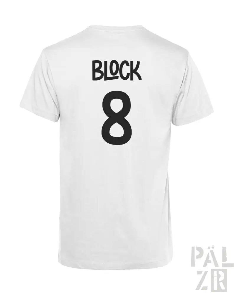 Weißes T-Shirt mit schwarzem Text- und Zahlen-Design, das „Block 8“ auf der Rückseite zeigt.
