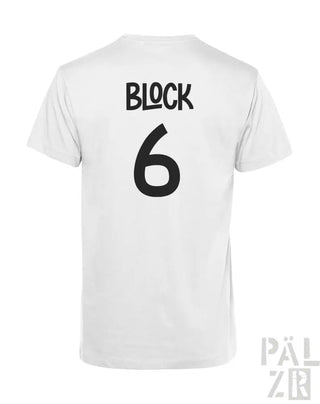 Weißes T-Shirt mit ‘Block 6’-Design auf dem Rücken, mit einer fetten schwarzen Schrift und Zahl.