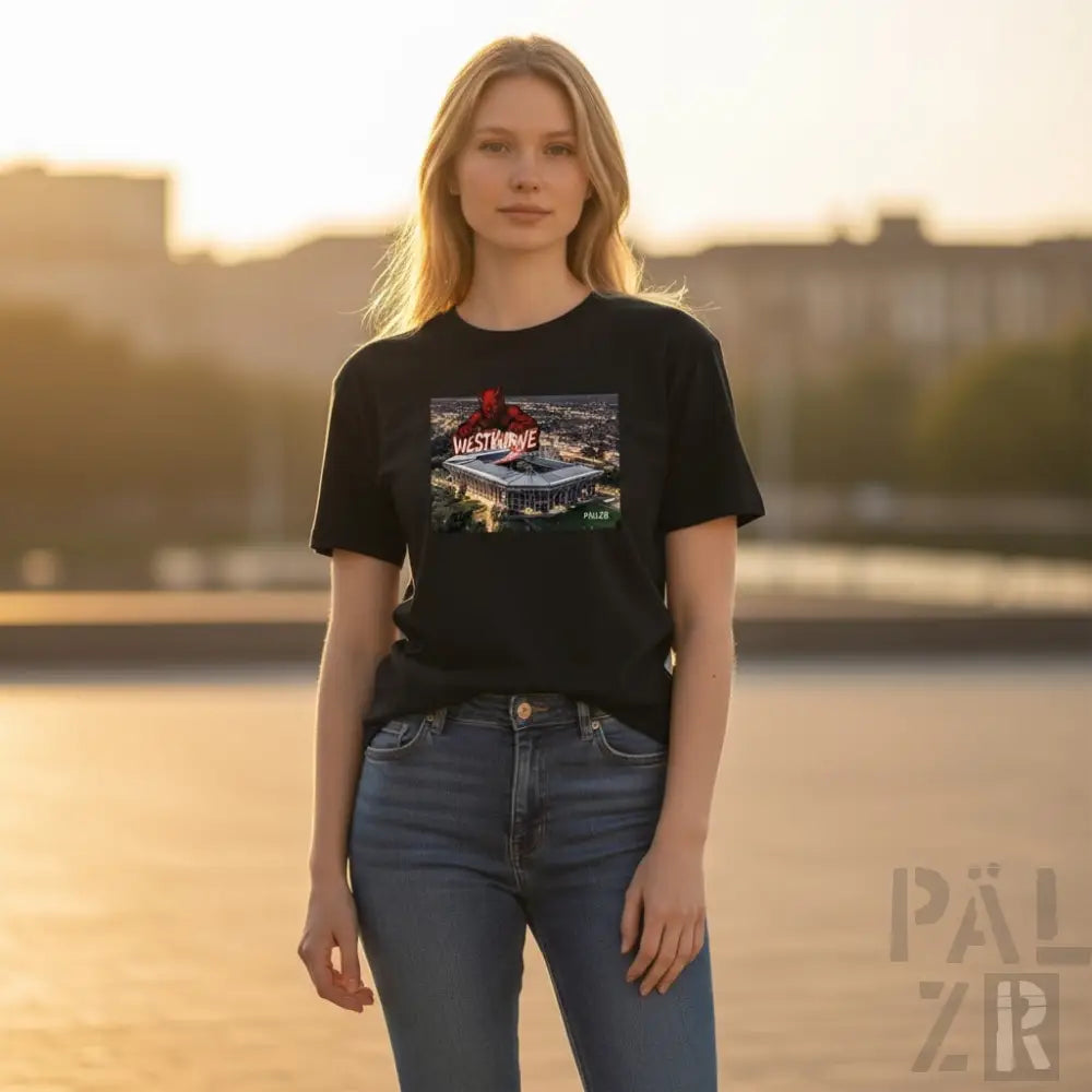 Schwarzes T-Shirt mit grafischem Design eines Stadions und Text „westbourne“ in Rot, Weiß, Blau auf der Vorderseite.