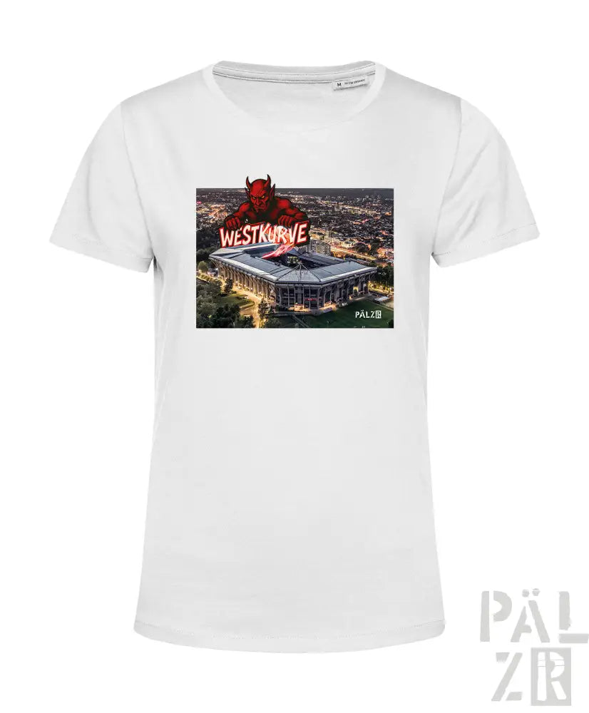 Weißes T-Shirt mit ’westkurve’ Grafikdesign, das eine rote Teufelillustration und einen Stadionhintergrund zeigt.