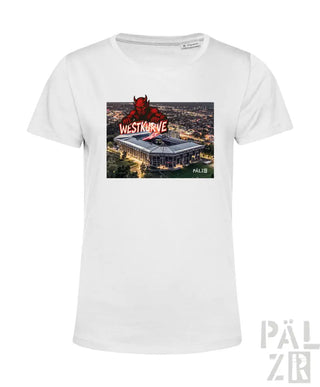 Weißes T-Shirt mit ’westkurve’ Grafikdesign, das eine rote Teufelillustration und einen Stadionhintergrund zeigt.