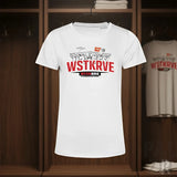 Weißes frauen kurzarm t-shirt mit rot schwarz grafikdruck und wstkrv text über stadiondesign in 3 farben