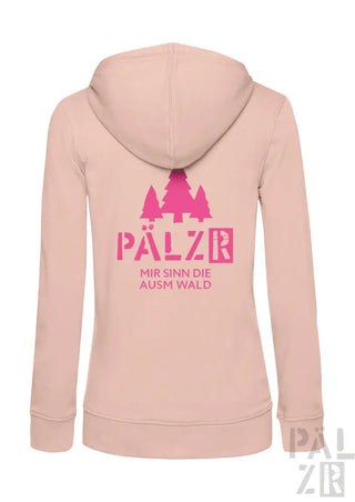 Hellrosa Kapuzenpullover mit Reißverschluss, Waldbaum-Design und Text „pälzb“ in fetter, lebendiger Magenta.
