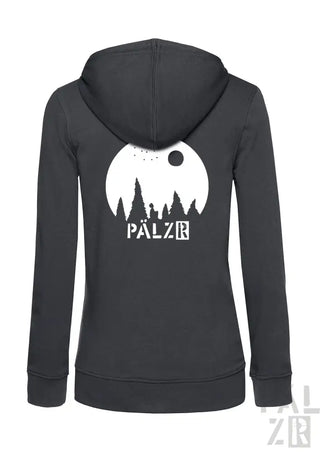 Anthrazitfarbener Kapuzenpulli mit Reißverschluss, weißem Waldmuster und Text „pälzr“ auf dem Rücken.