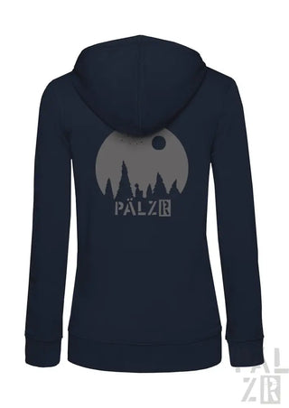 Marineblaue Kapuzenjacke mit Reißverschluss, Waldmuster und ’pálzr’-Logo.