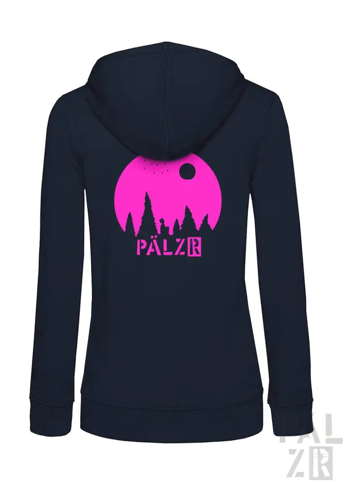 Marineblaues Kapuzen-Sweatshirt mit Reißverschluss und pink-weißem Grafikdesign, das eine Waldsilhouette vor dem Mond zeigt.