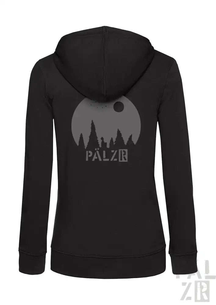 Schwarzer Kapuzenpulli mit Reißverschluss, Waldsilhouetten-Design und Text „pálzr“ auf dem Rücken.