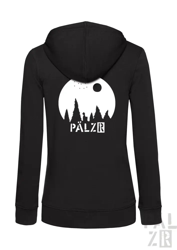 Schwarze Kapuzenjacke mit Reißverschluss, weißem Waldmuster und Text „pälzr“ auf dem Rücken.