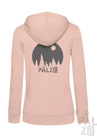 Hellrosa Kapuzenpulli mit Reißverschluss, Waldsilhouette und ’pälzr’ Branding.