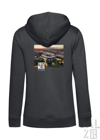 Dunkelgrauer zip-up hoodie für frauen mit gedrucktem bild des fritz wtra stadions bei dämmerung auf der rückseite