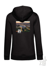Schwarzer frauen zip-up hoodie mit gedrucktem bild eines beleuchteten stadions bei dämmerung auf der rückseite