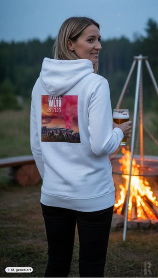Weißer frauen zipper hoodie mit rechteckigem grafikdruck auf der rückseite mit stadionmotiv und rotem himmel