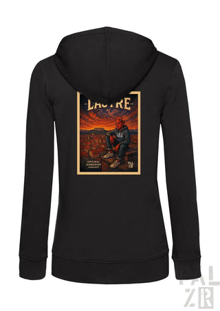 Schwarze Kapuzenjacke mit Reißverschluss und Grafikdesign auf der Rückseite, das eine Figur in Rot- und Gelbtönen zeigt, möglicherweise aus der ’laure’-Serie.