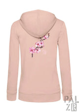Eine weiche blush-pinke zip-up-hoodie mit zartem stickerei mandelzweig und chinesischen zeichen