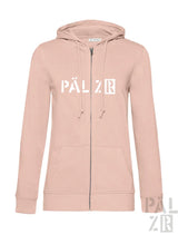 Eine weiche blush pink zip-up hoodie mit weißem Pälzr Logo auf der Brust und passenden Kordeln für Frauen
