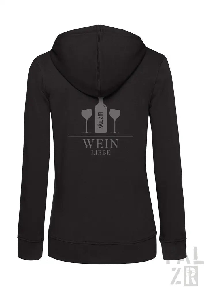 Schwarze Kapuzenjacke mit Reißverschluss und weinthematischem Design mit einer Flasche und zwei Gläsern, Text ’wein liebe’ in Silber.