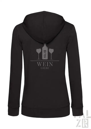 Schwarze Kapuzenjacke mit Reißverschluss und weinthematischem Design mit einer Flasche und zwei Gläsern, Text ’wein liebe’ in Silber.