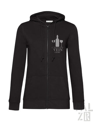 Schwarze Kapuzenjacke mit Reißverschluss und weinthematischem Grafikdesign mit einer Flasche und zwei Gläsern.