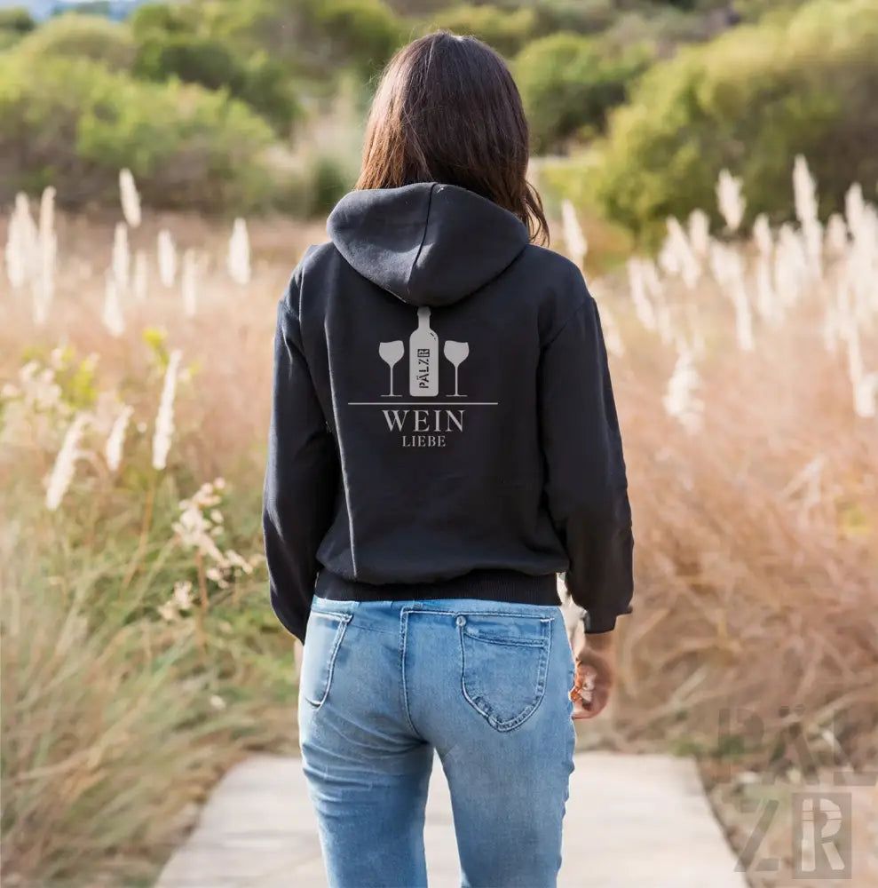 Schwarze Kapuzenjacke mit Wein-Glas-Design und ‚wein‘-Text, wahrscheinlich aus Baumwolle oder Polyester-Mischung gefertigt.