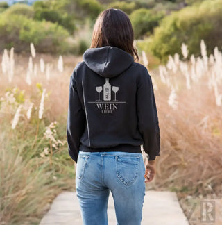 Schwarze Kapuzenjacke mit Wein-Glas-Design und ‚wein‘-Text, wahrscheinlich aus Baumwolle oder Polyester-Mischung gefertigt.