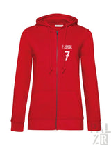 Rote Kapuzenjacke mit Reißverschluss und „190ck“ sowie der Nummer 7 darauf.