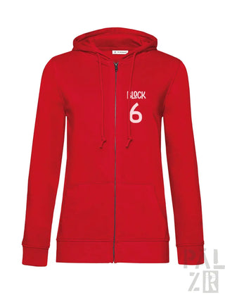 Rotes Kapuzen-Sweatshirt mit Reißverschluss, weißem Text- und Zahlen-Design, wahrscheinlich aus Baumwolle oder Polyester-Mischung.