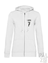 Weiße Kapuzenjacke mit Reißverschluss, „i 4 rock’ und der Nummer ’7’ auf der Vorderseite, aus Kapuzenschweißshirt-Material.