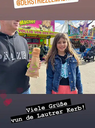 Ein frisches, goldbraunes Gebäck in einem Papierumschlag.