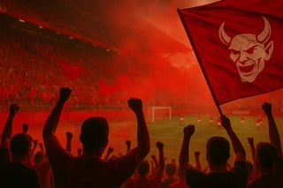 Fußballfans mit einer roten Teufelsflagge und Fackeln im Stadion