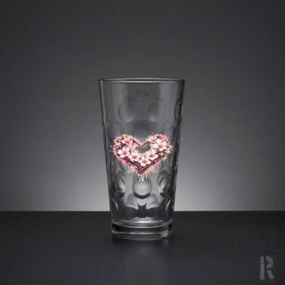 Klares Glas-Pint-Glas mit einer texturierten, blasenartigen Oberfläche und einem gedruckten Design eines rosa Kirschblüten-Herzens auf der Seite.