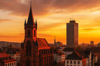 Historische Kirche und moderne Wolkenkratzer in einer Stadt bei Sonnenuntergang