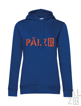 Blaue Kapuzenjacke mit orange ’pälze’ Textdesign.