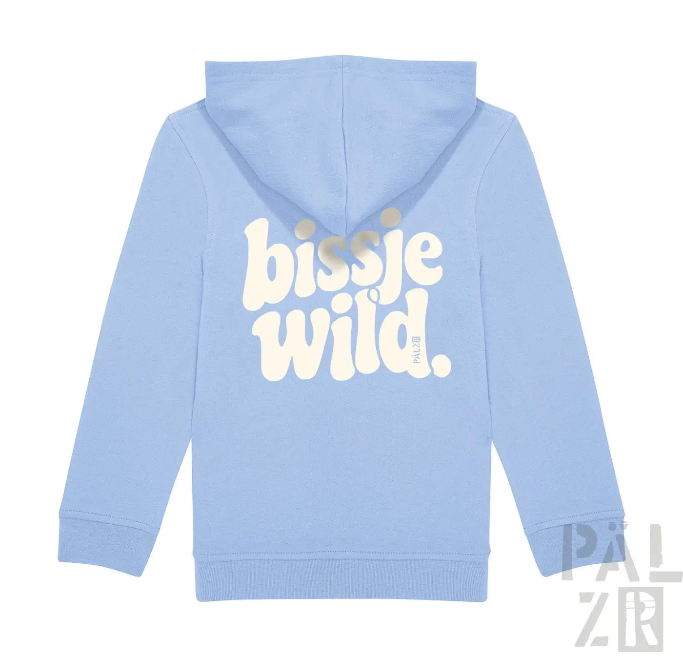 Backansicht eines hellblauen kinder hoodies mit bissje wild aufdruck in cremefarbener abgerundeter schrift